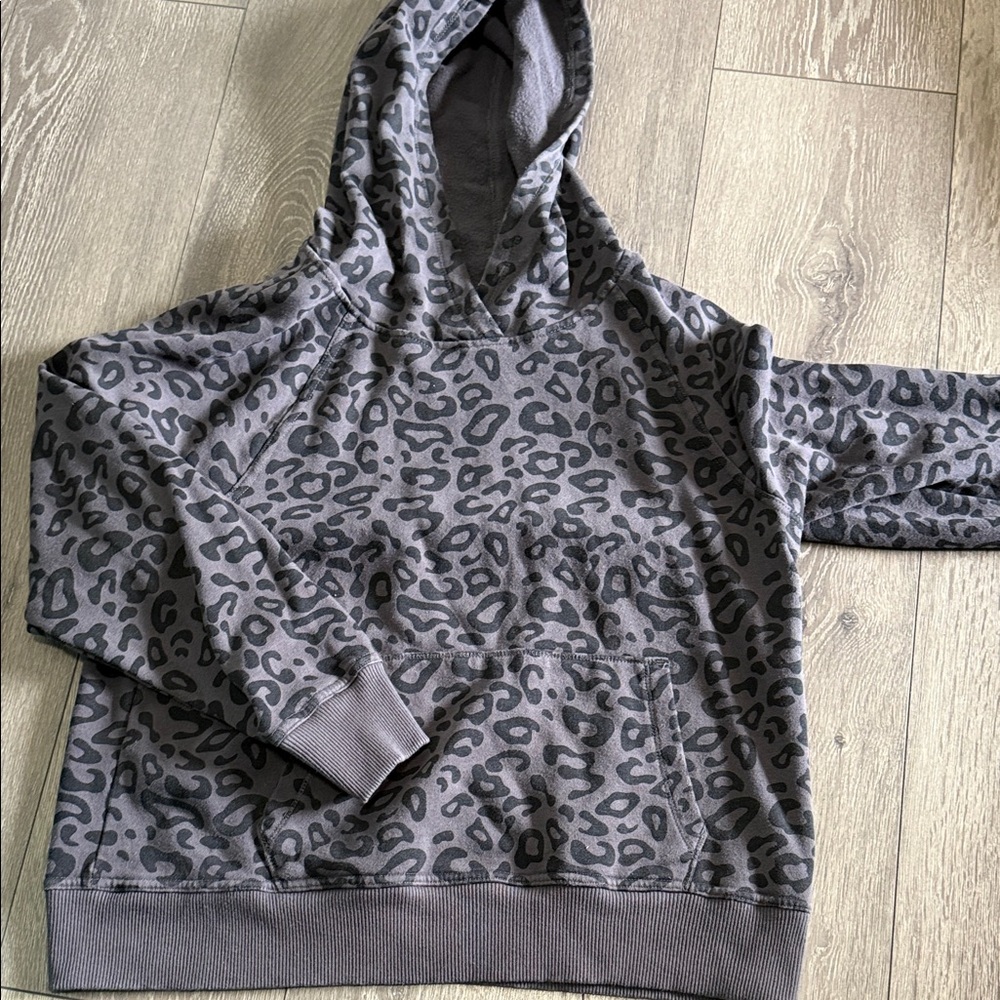 90 Degree By Reflex Gray Leopard Print Crewneck Hoodie